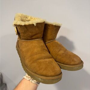 Brown Bailey Button‎ mini Ugg boots